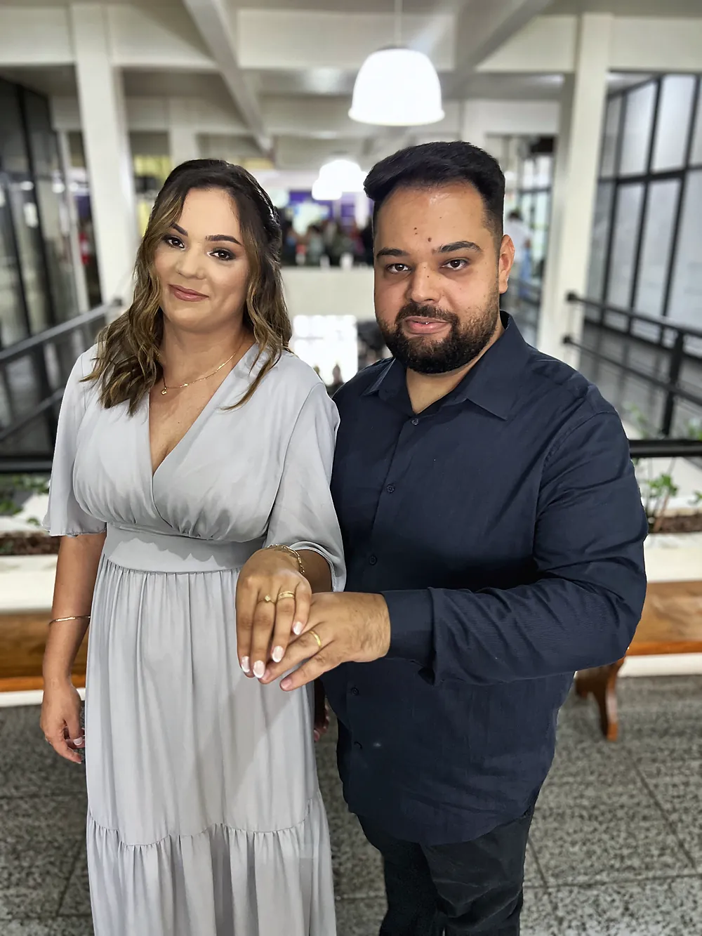 As mãos com as alianças