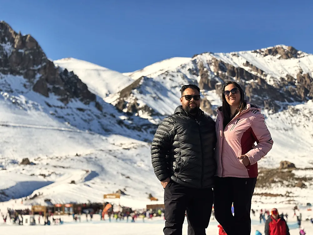 Na neve, com a cordilheira atrás