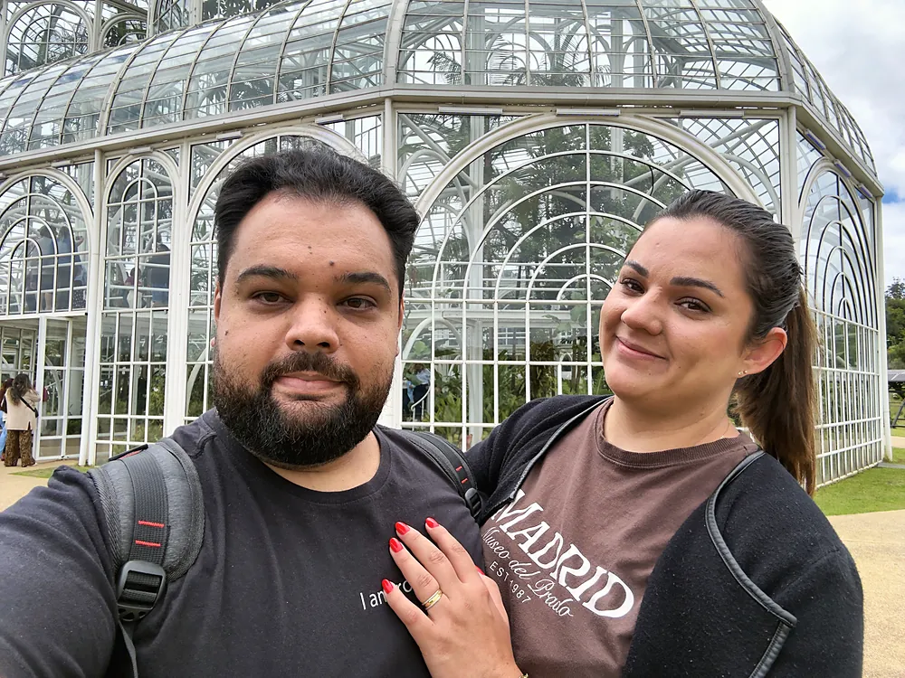 Selfie em frente à estufa do Jardim Botânico de Curitiba