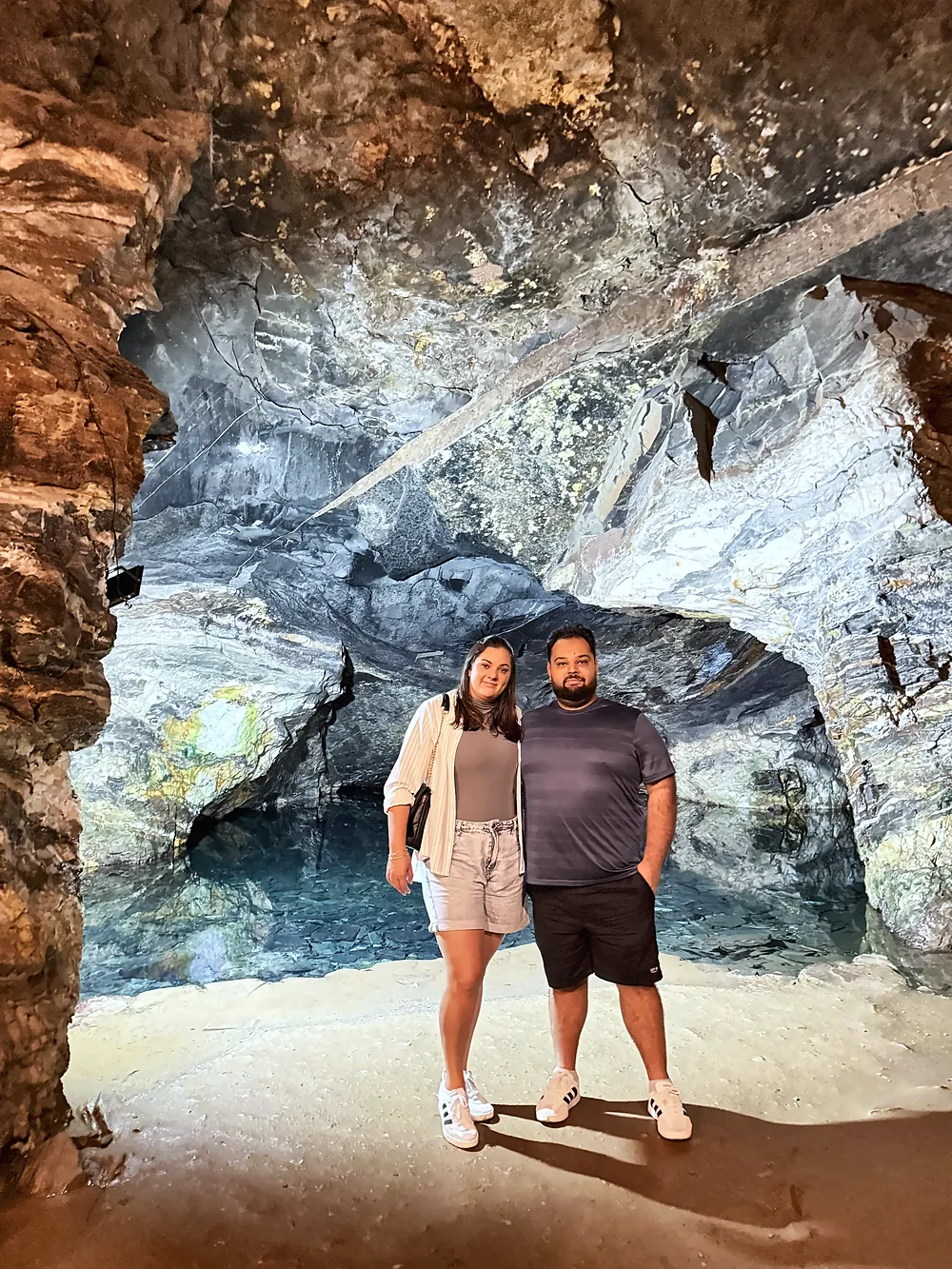 Dentro da mina, com o lago azul ao fundo