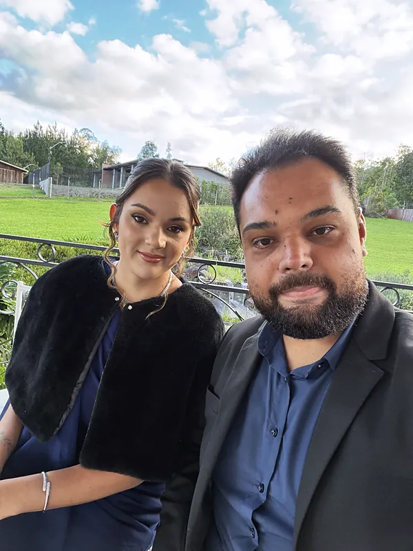 Os dois arrumados para o casamento dos amigos